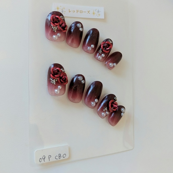 Free with purchase! Red nail chips + adhesives - Picture 2 of 3